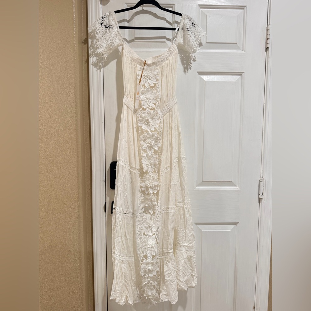 chic Off-White Lace-Trim Maxi Dress with Floral Appliqué